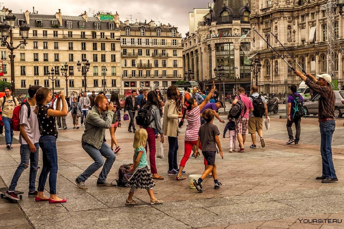 Люди на улицах Парижа