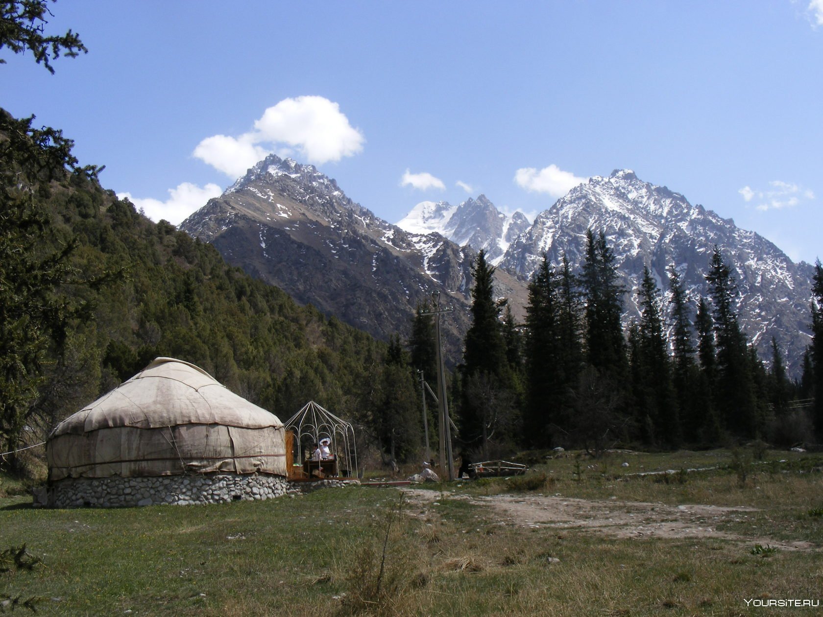 Парк ала арча. Ала-Арча юрта. Национальный парк ала-Арча Киргизия. Ущелье ала-Арча Киргизия. Ала Арча Юрты.