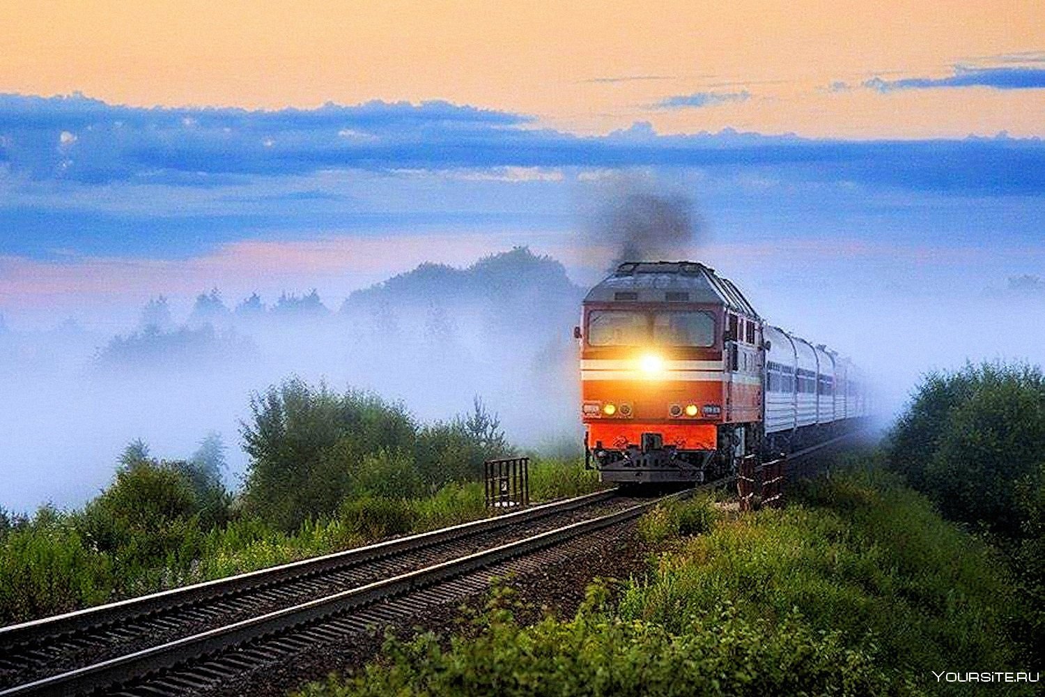 Движение поезда по рельсам. Поезд. Красивый поезд. Поезда России. Поезд на фоне природы.