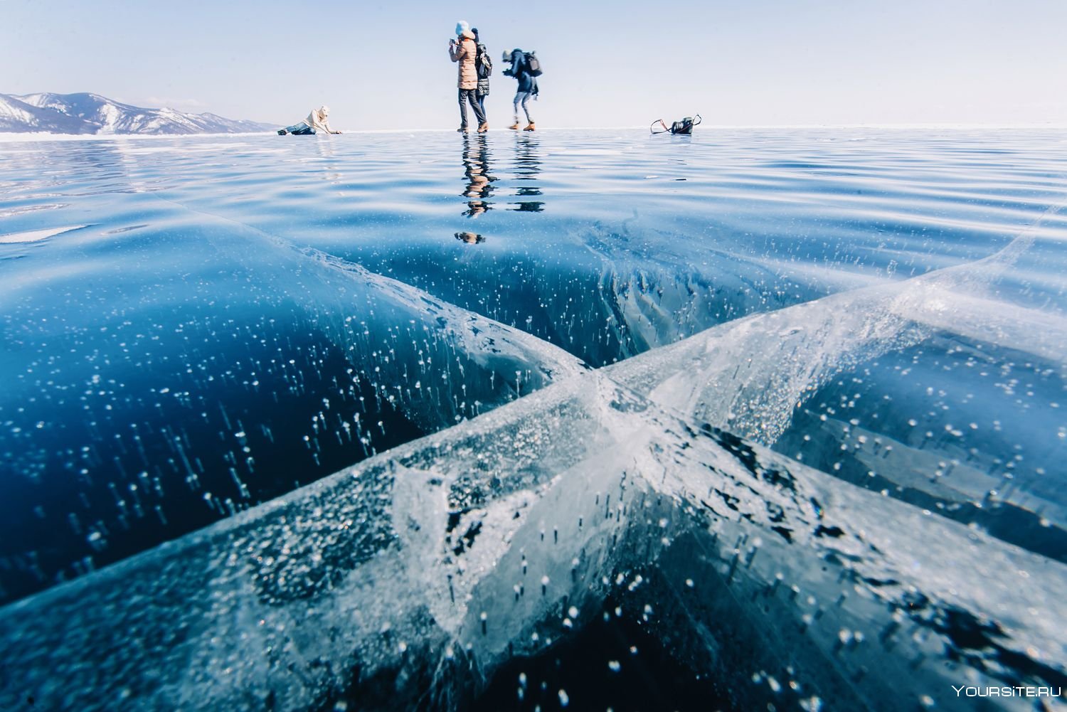 Озера озеро лед ледяной. Озеро Байкал лед. Озеро Байкал подо льдом. Озеро Байкал зимой. Зимний Байкал лед.