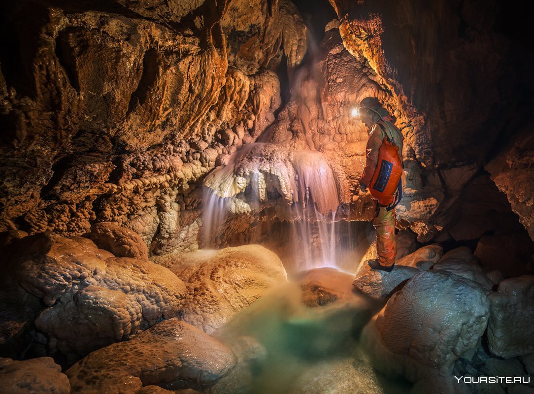 Водопад в пещере