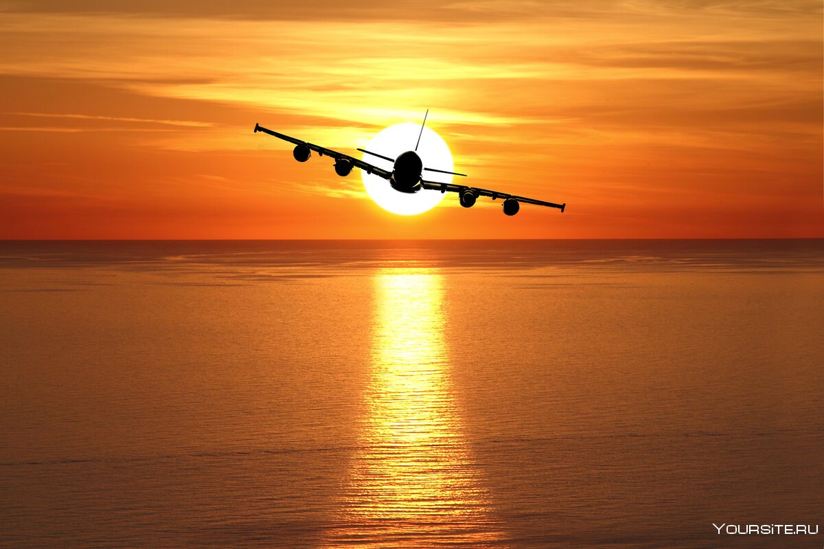 Самолет в небе над морем