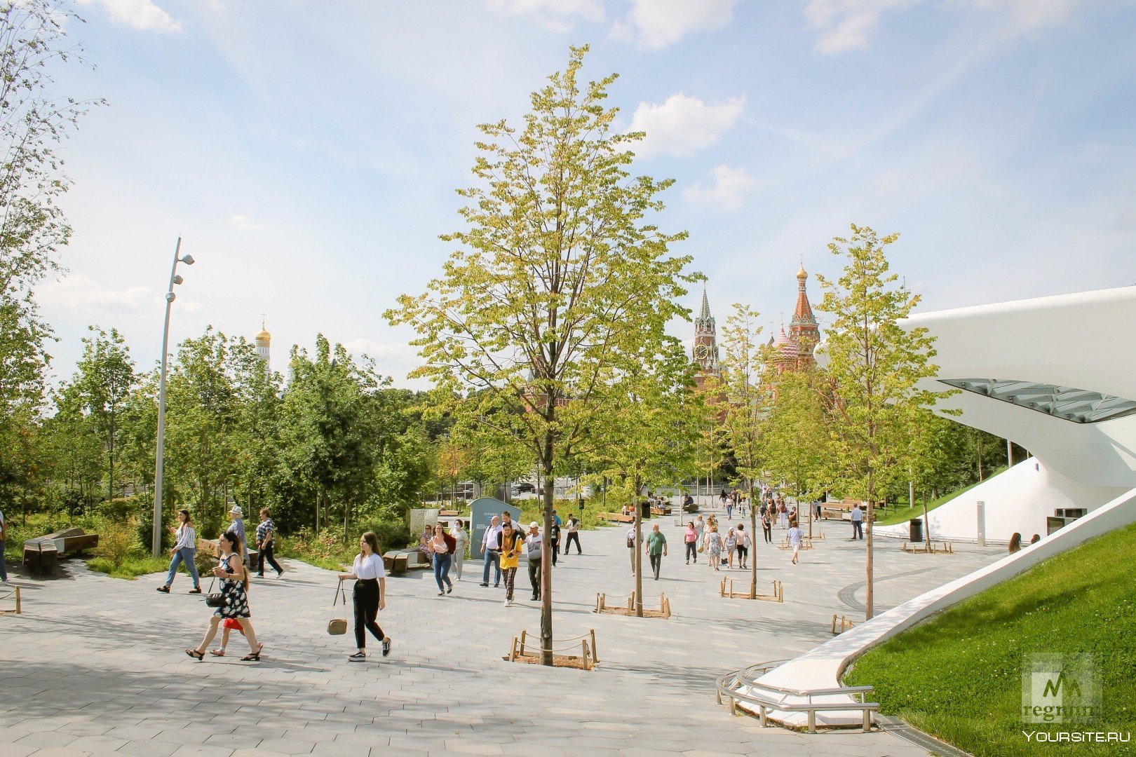 Где можно погулять весной. Парк Зарядье парк. Парк Зарядье в Москве. Парк Зарядье летом. Парковая зона Зарядье.