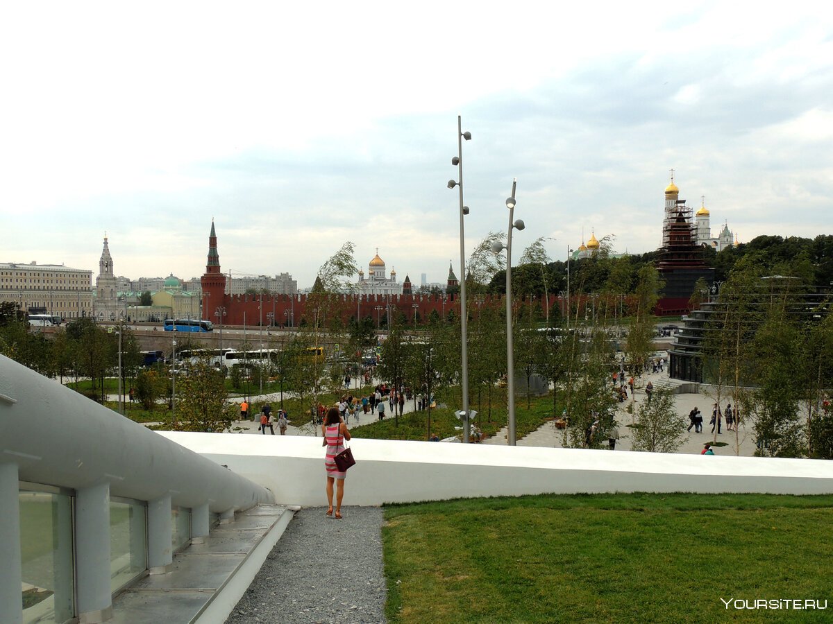 Мост парк Зарядье над Москвой рекой