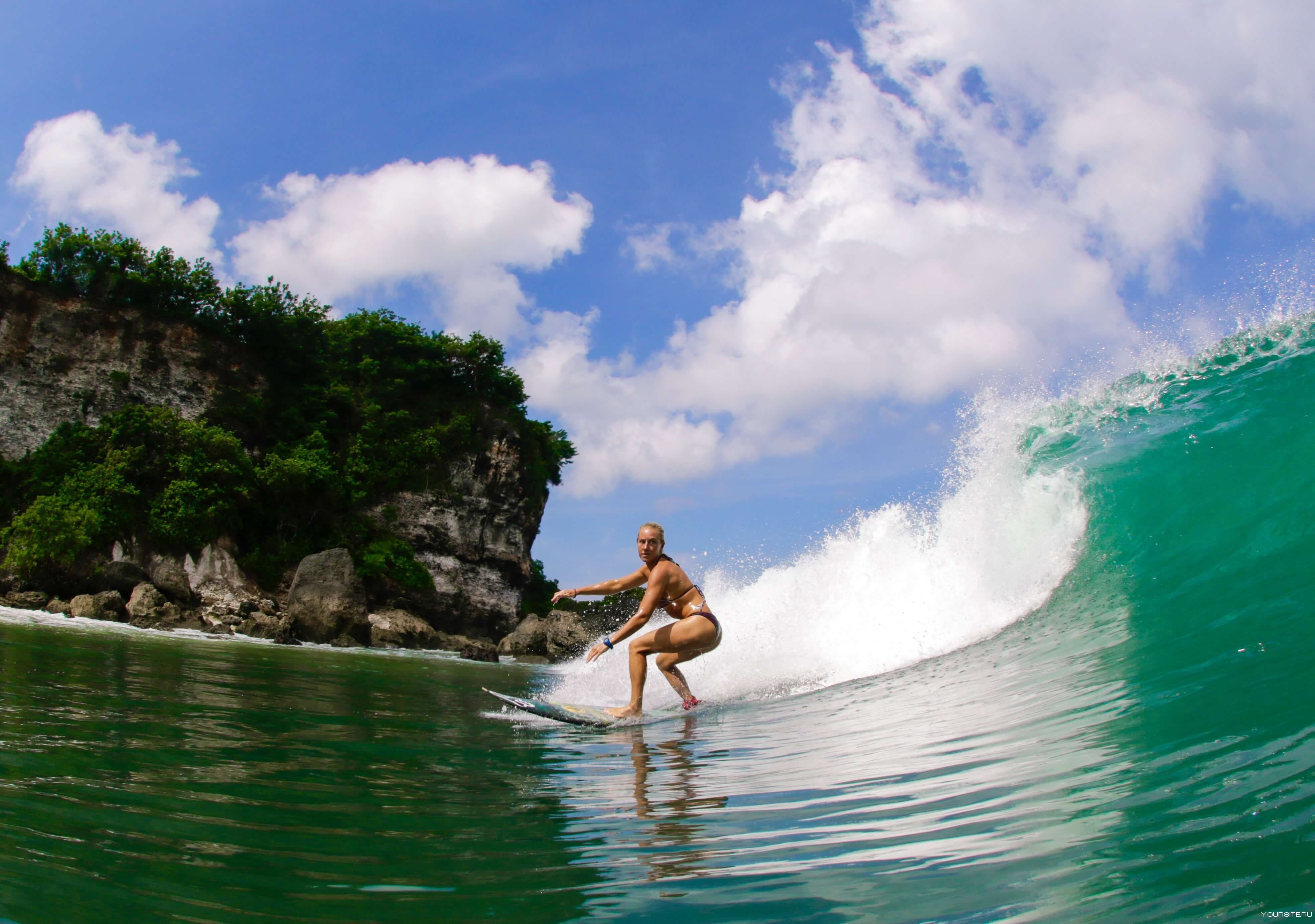 Серфинг на бали. Пляж Улувату серфинг. Бали Кута серф. Серферы на Бали.