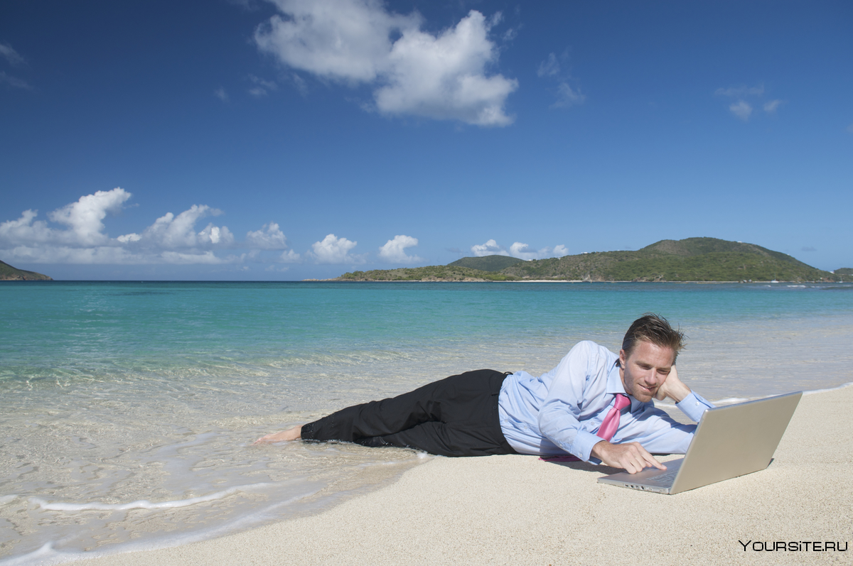 Человек с ноутбуком на пляже. Бизнесмен на отдыхе. Человек отдыхает. Отпуск у моря. Поменяться отпуском