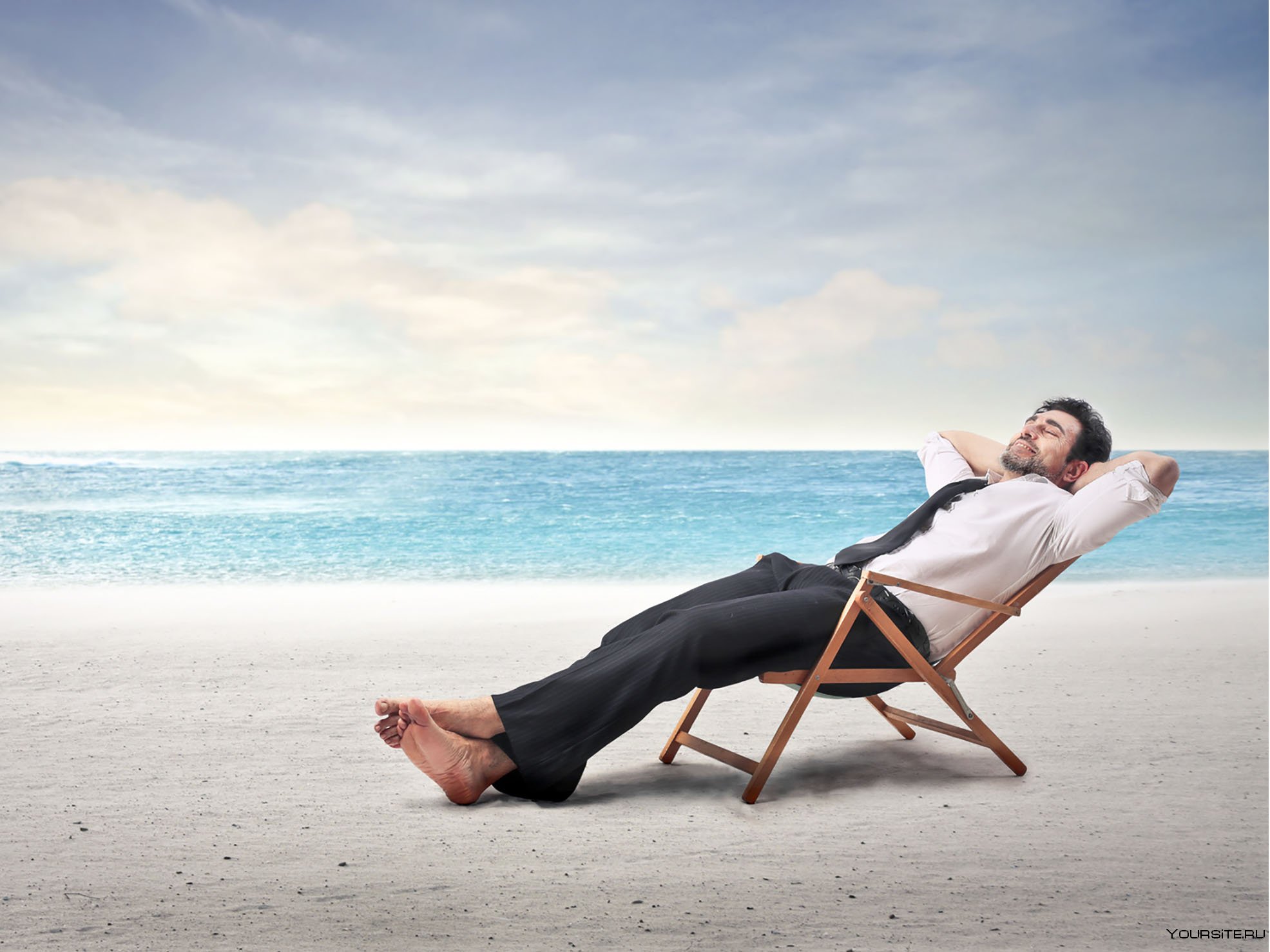 Человек отдыхает. Человек на лежаке. Мужчина на шезлонге. Люди отдыхают на пляже. Астрахань расслабляющий для мужчин