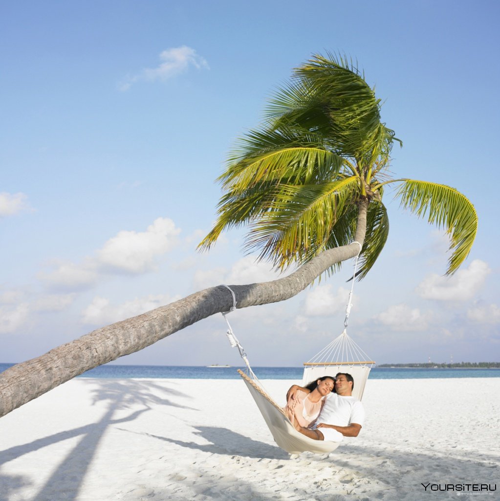 Мальдивы девушка под пальмой
