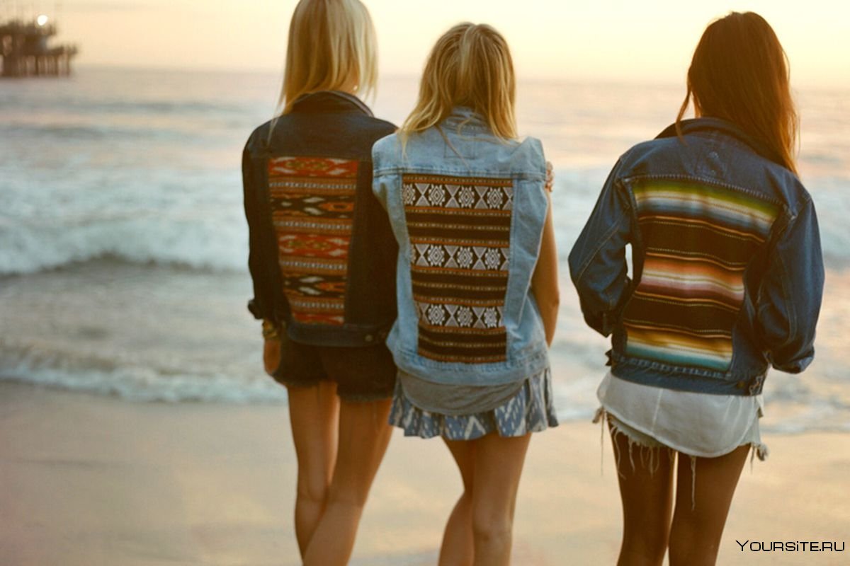 Три девушки со спины