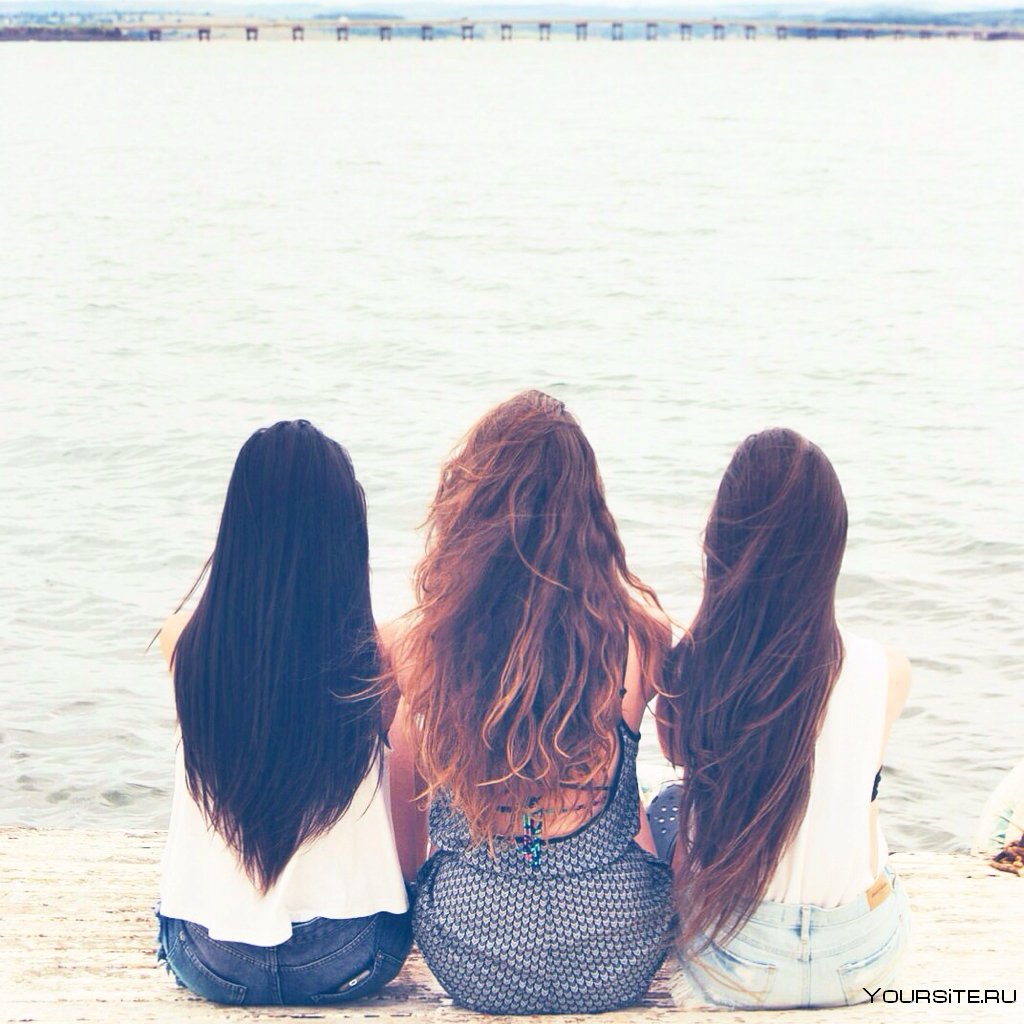 Три девушки со спины