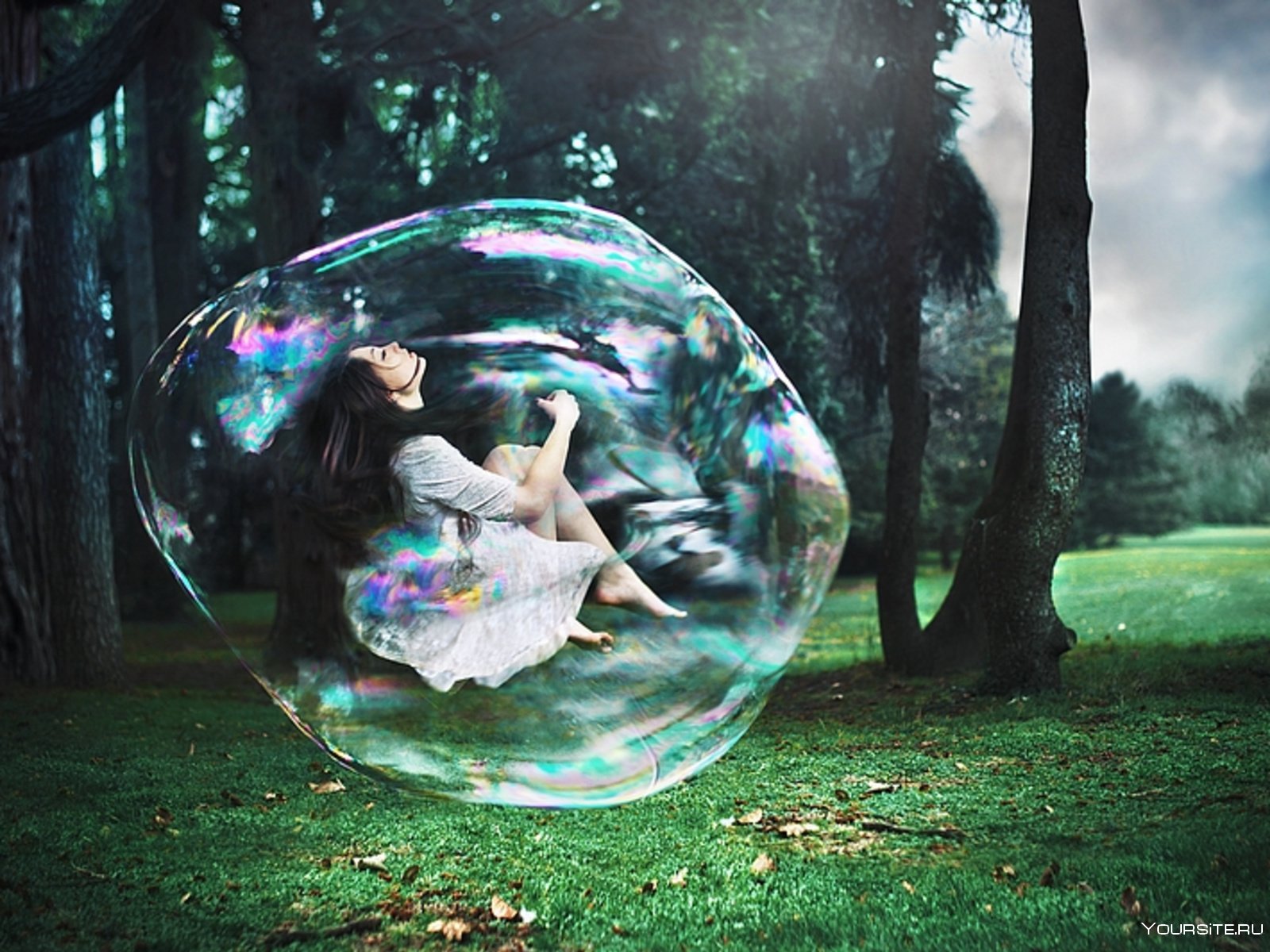 Какая девушка внутри. Человек в мыльном пузыре. Человек в мвльном пощуре. Человек в шаре. Фотосессия с мыльными пузырями.