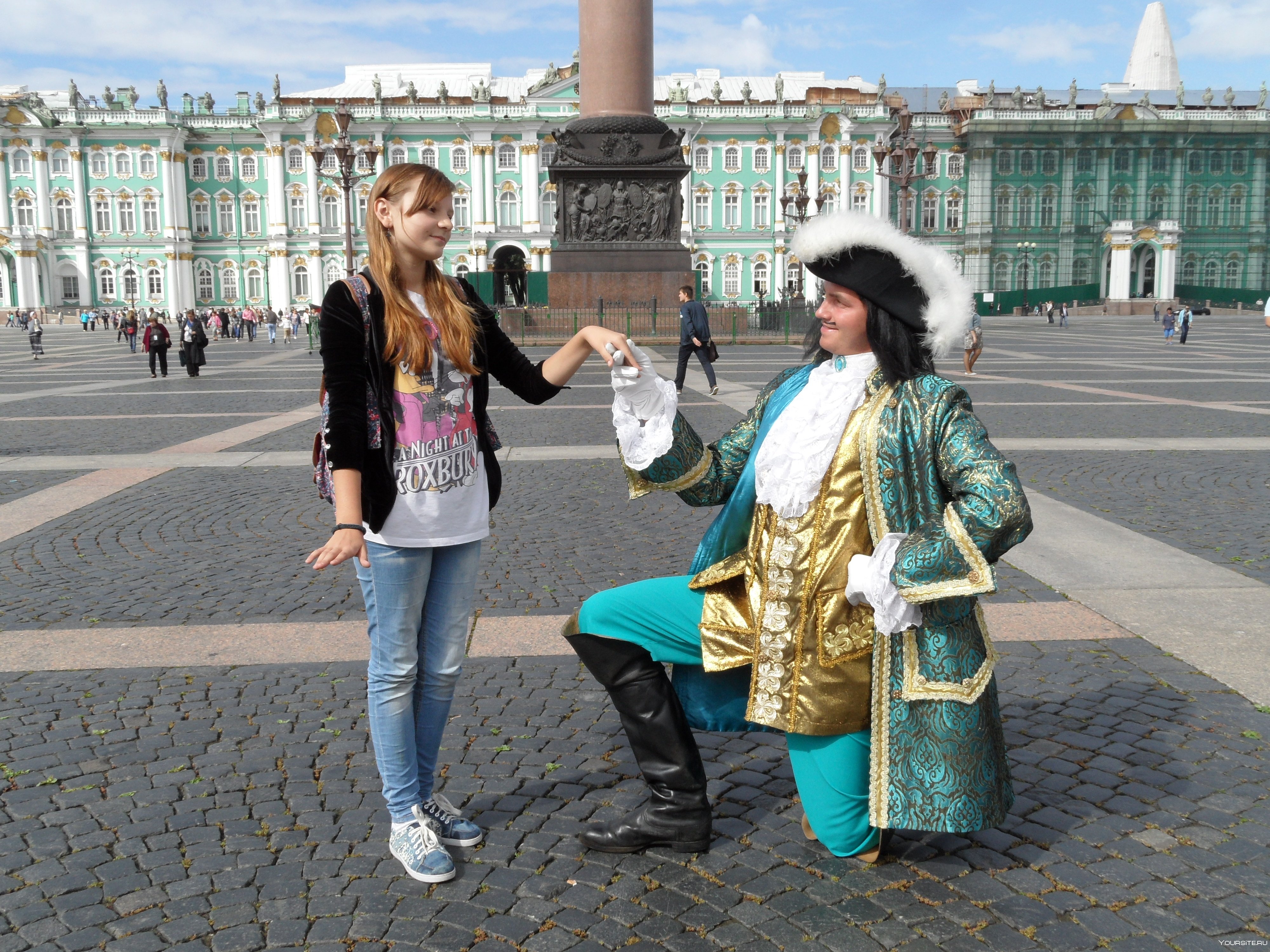 Санкт петербург съездить летом. Туристы в Санкт-Петербурге. Путешественники в Питере. Петербург туризм. Одежда для экскурсий по городу.