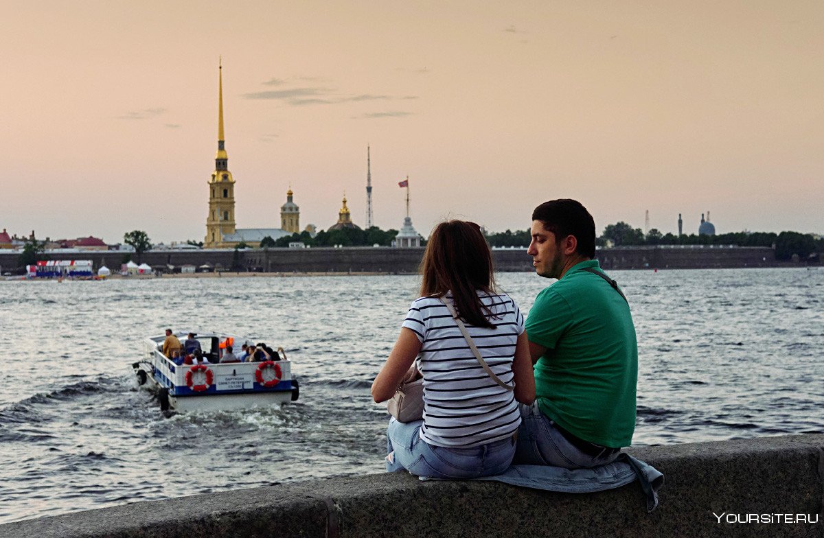 Туристы в Санкт Санкт Петербурге
