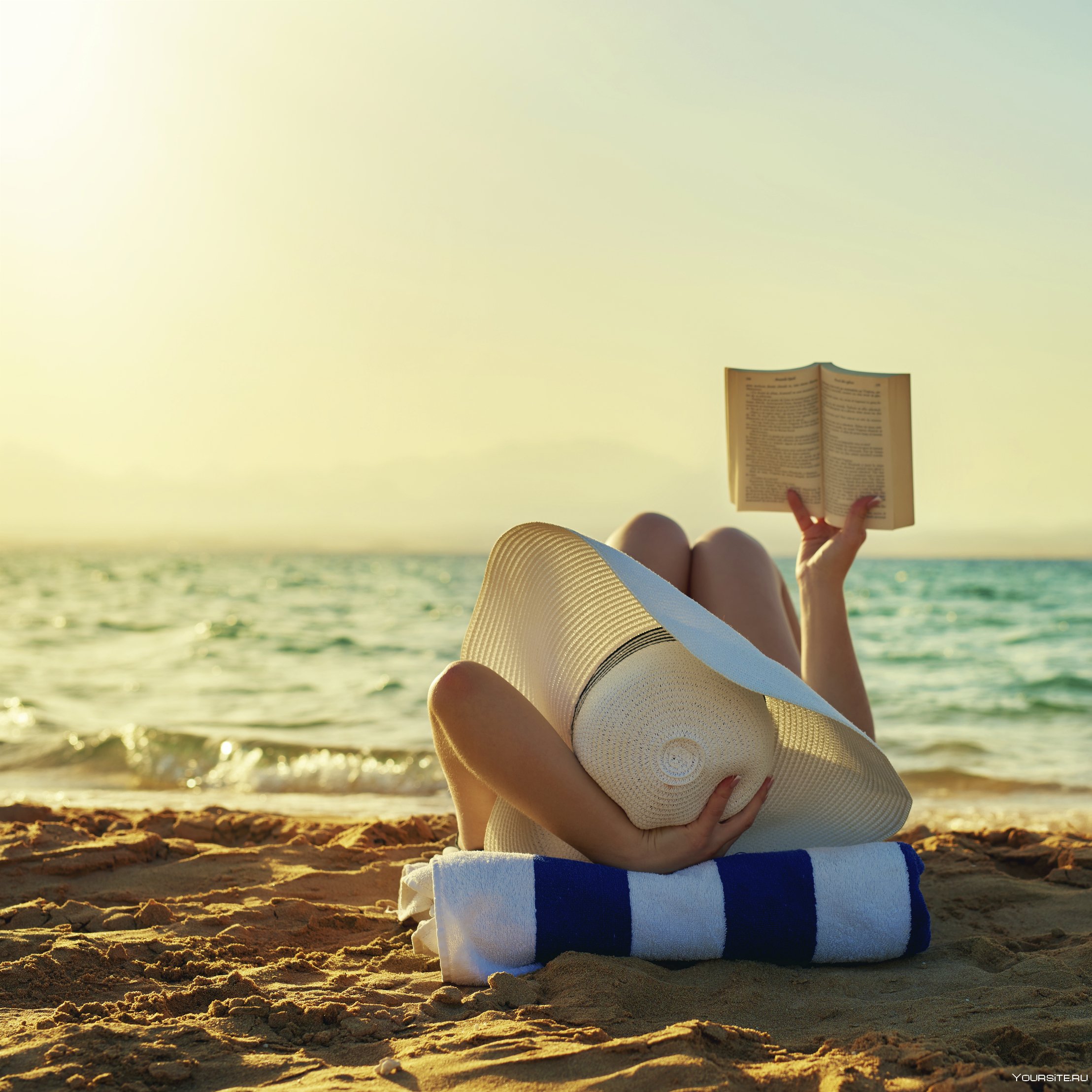 Расслабься на английском. Девушка на пляже. Лето отпуск. Лето пляж. Лето с книгой.