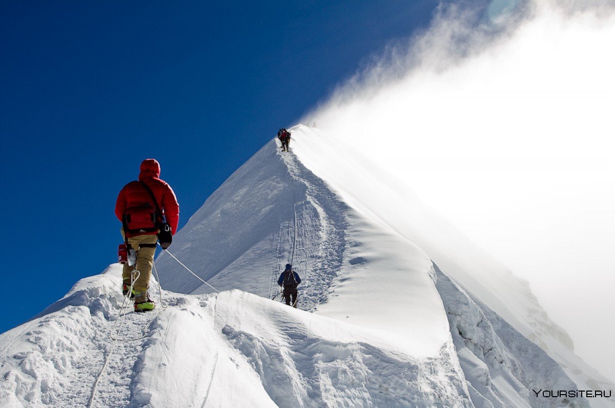 Альпинист на вершине Эльбруса