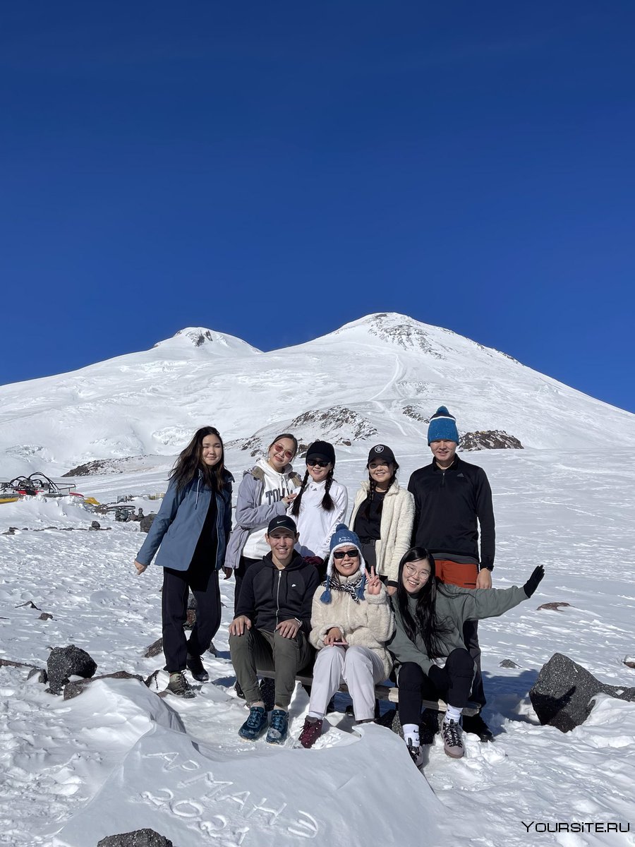 Гора Эльбрус туристы