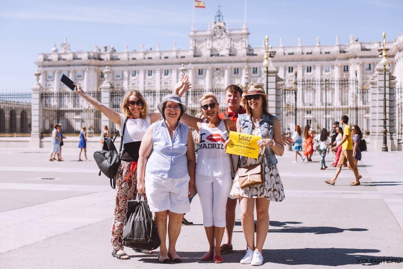 Мадрид погода сегодня. Туристы в Мадриде. Мадрид люди на улице. Мадрид туризм. Испания туризм.