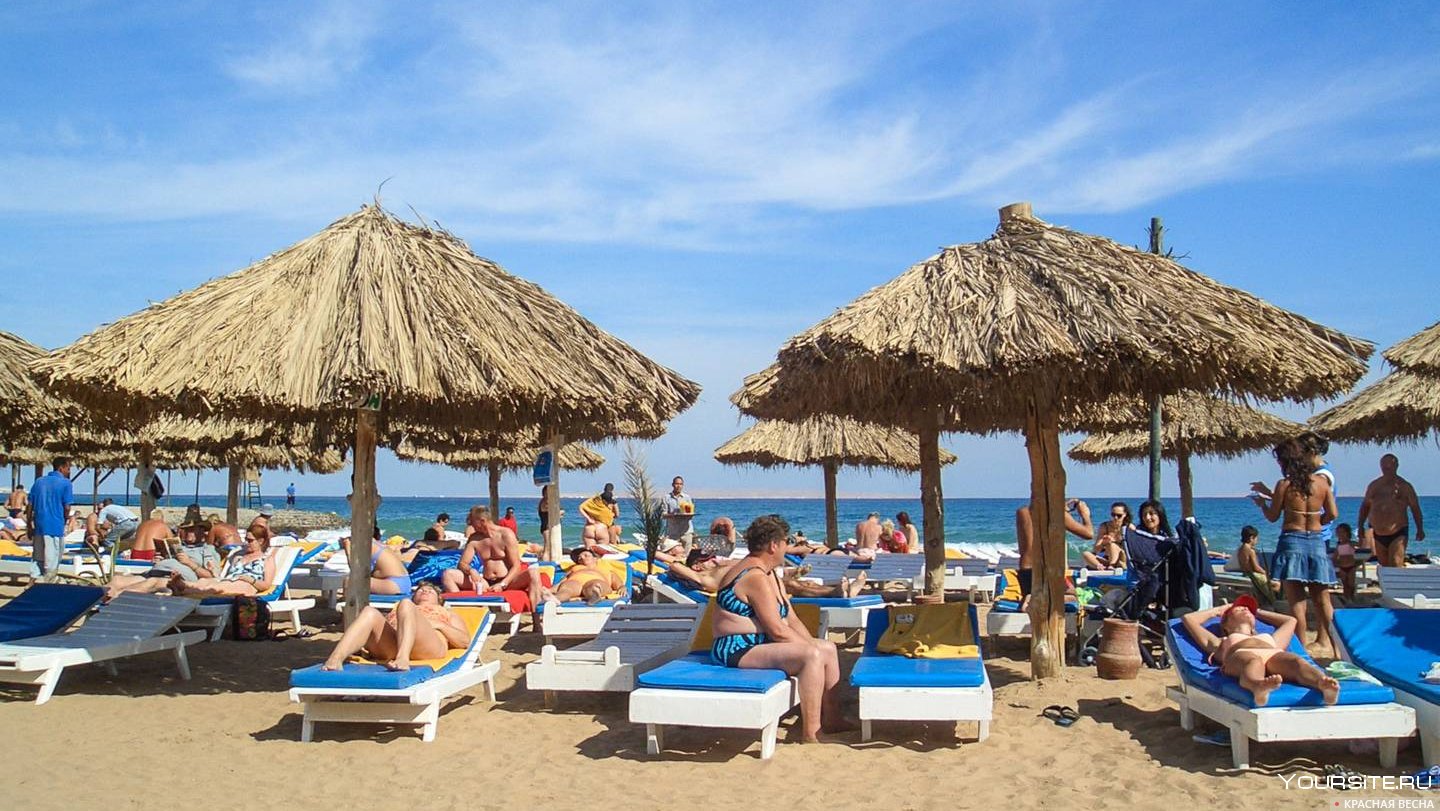 Стоит ли ехать отдыхать в 2024 году. Египет пляж. Египет туристы море. Египет туристы на пляже. Хургада пляж.