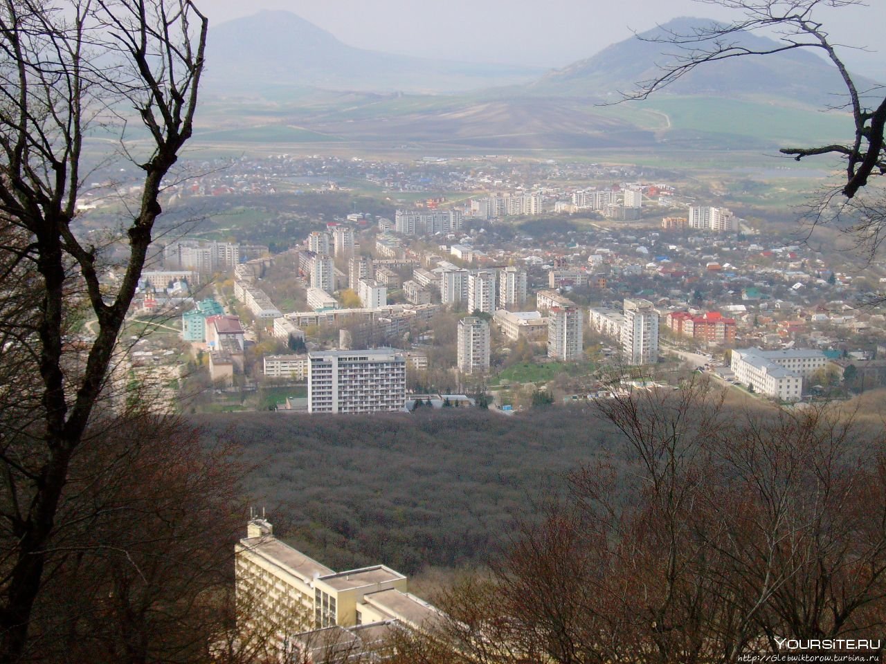 Железноводск округ. Гора Бештау Железноводск. Гора железная Железноводск. Гора железная и Бештау в Железноводске. Вид с горы Бештау на Железноводск.