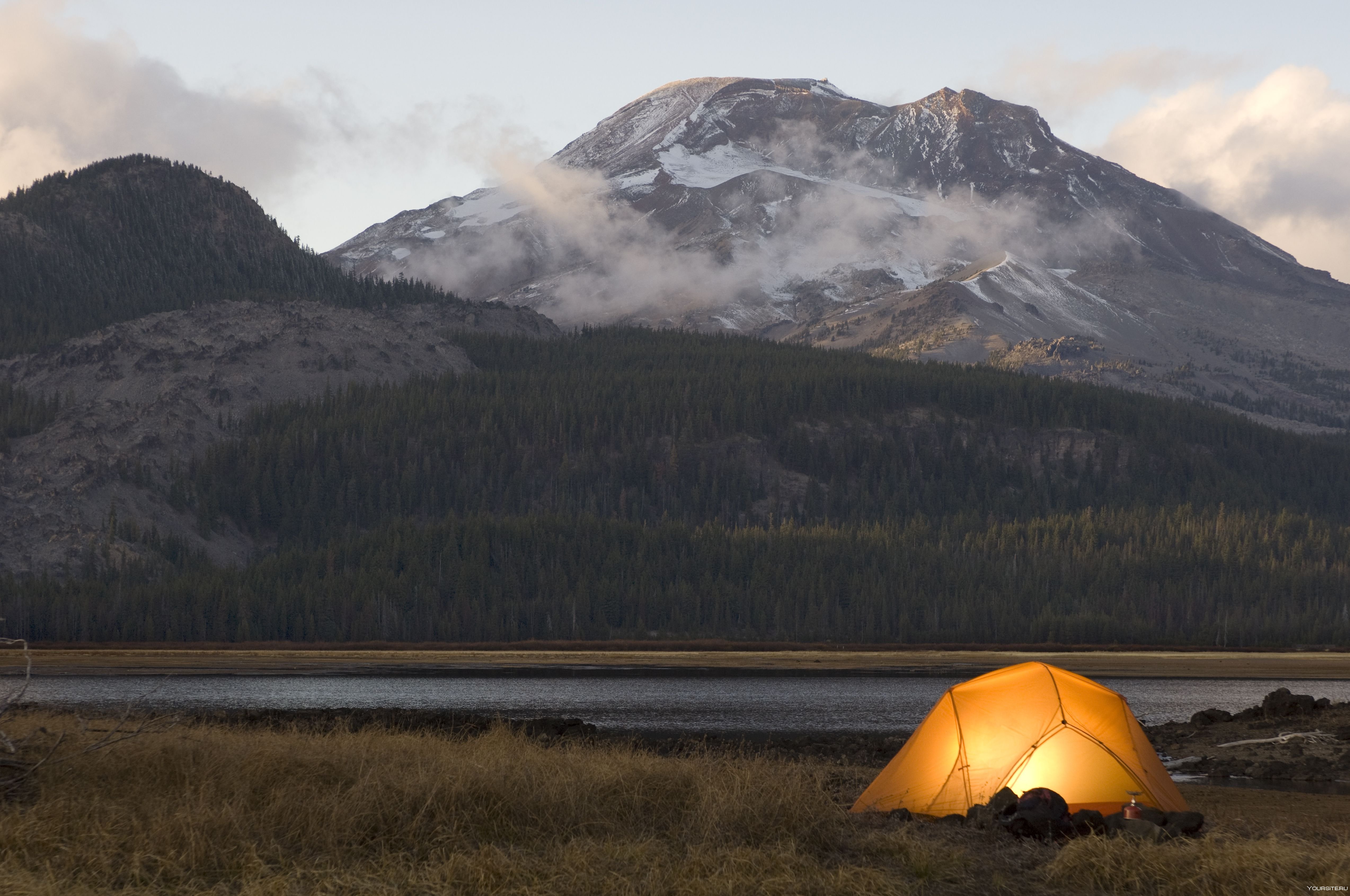 Mountains camping. Красивый вид из палатки. Палатка в горах. Вид из палатки на горы. Палатка на горе.