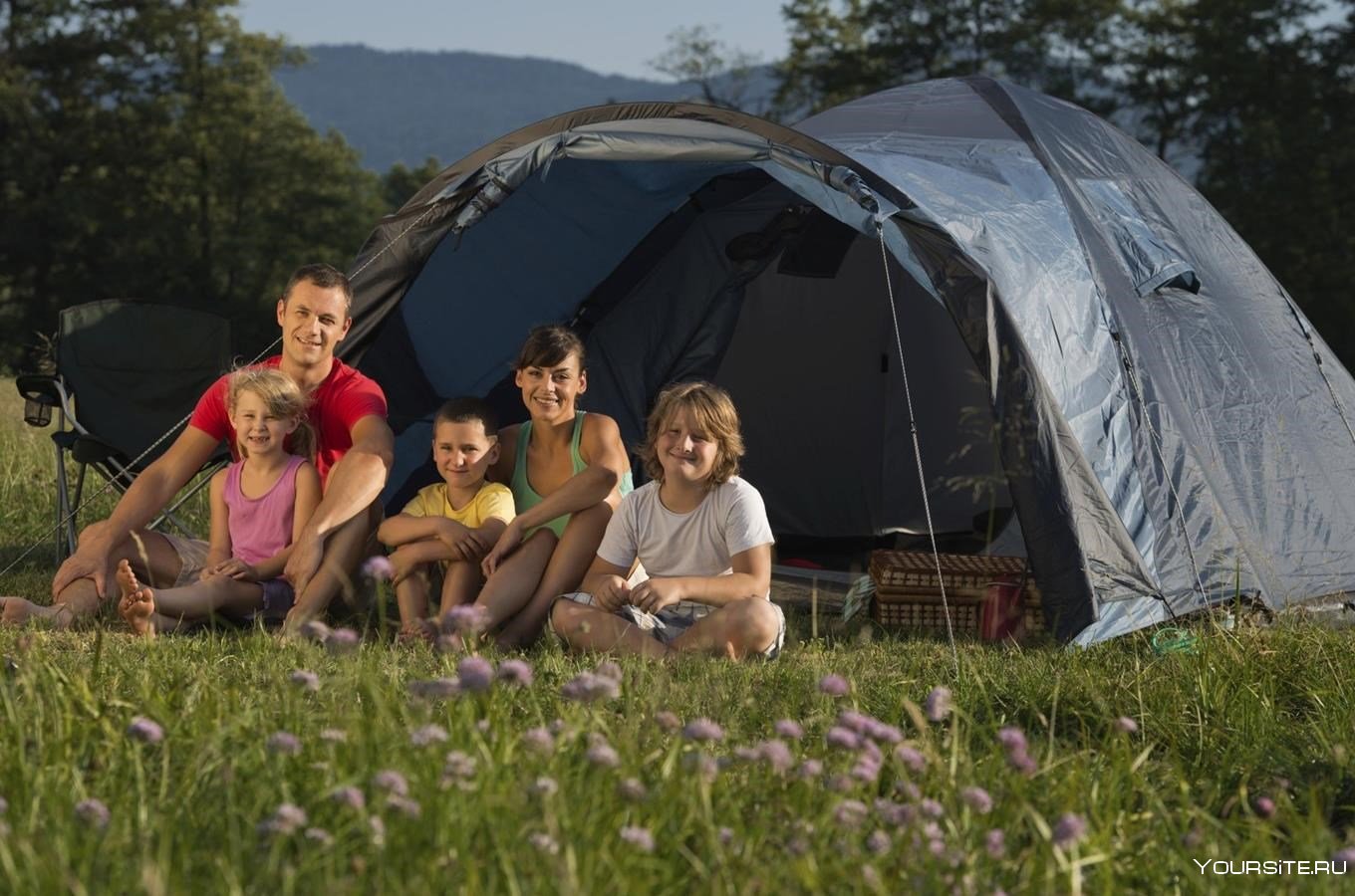 Русское в палатке на природе. Поход с палатками. Палатка на природе. Поход семьей на природу. Дети в палатке на природе.