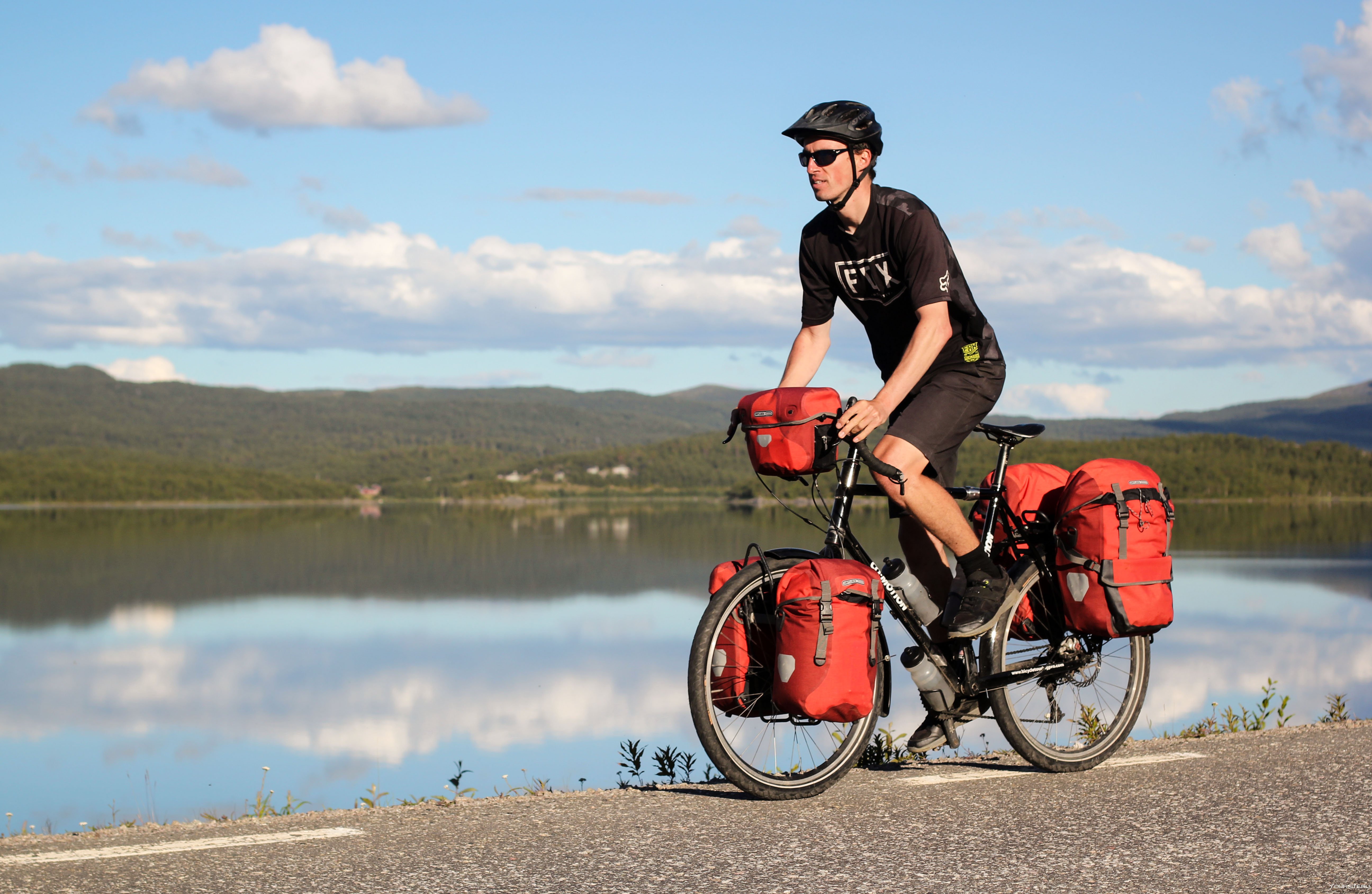 Bike travel. Джейсон Льюис путешественник. Гонщицкий велотуризм. Велосипед для туризма. Путешественник на велосипеде.