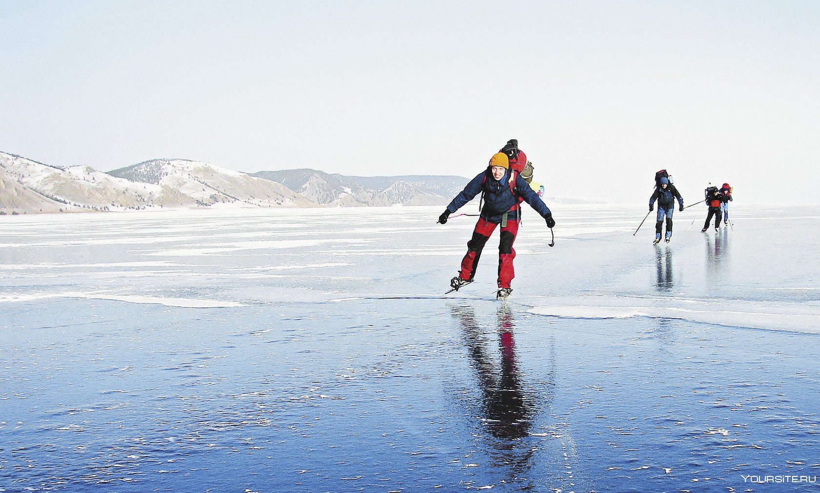 Толщина льда для катания. Каток на озере Байкал. Листвянка Байкал лед. Озеро Байкал туризм зимой. Зимний туризм на Байкале.