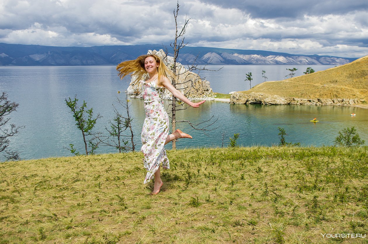 Баба люба живет на байкале. Красивые девушки на Байкале. Девушка на Байкале летом. Фотосессия на Байкале летом в платье.