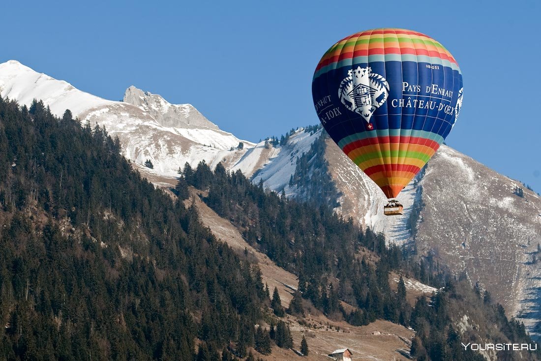 Воздушный шар в горах