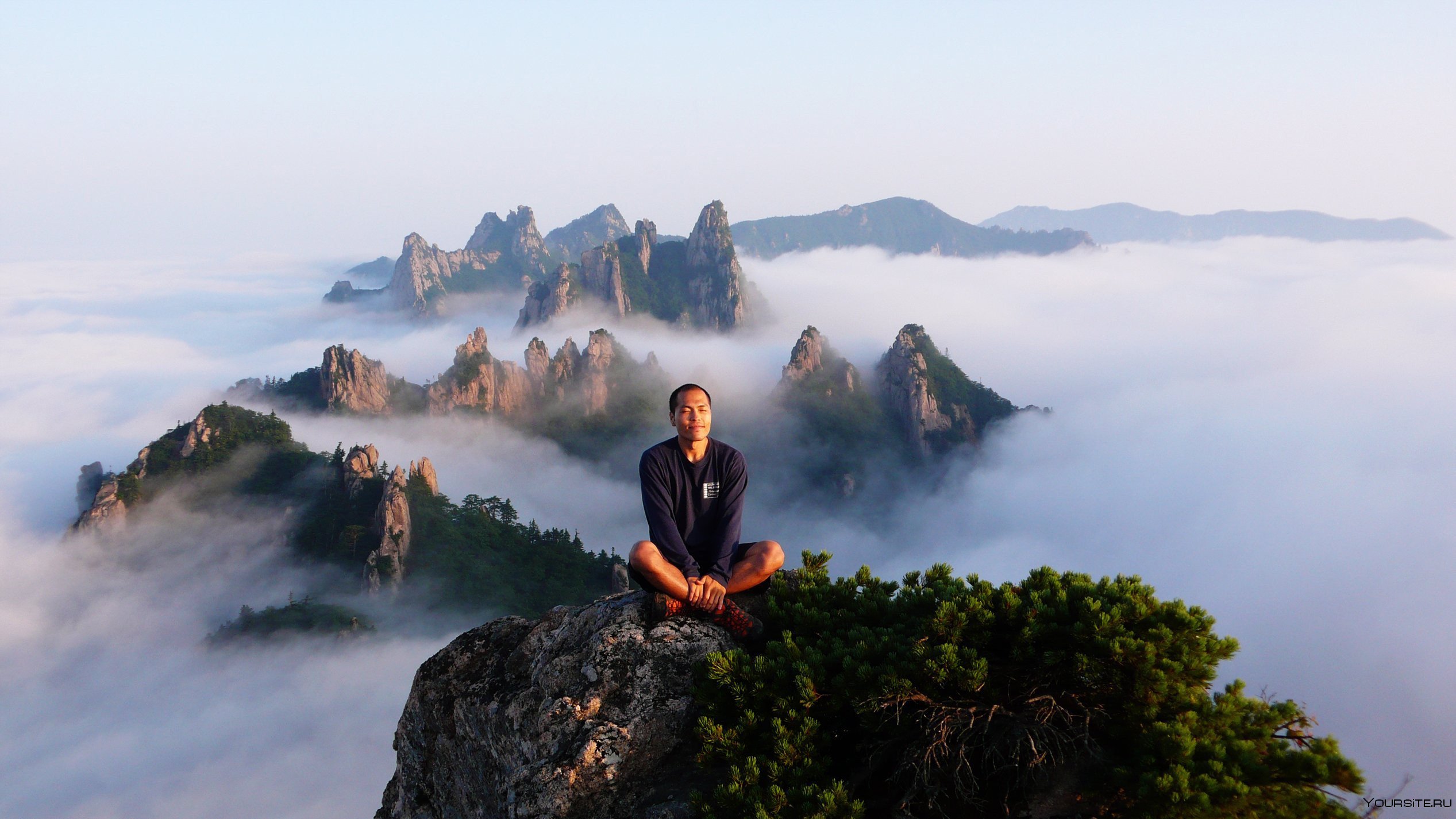 Вершина творения. Национальный парк Сораксан Южная Корея. Гора Суншань. Медитация на вершине горы. Медитация в горах.