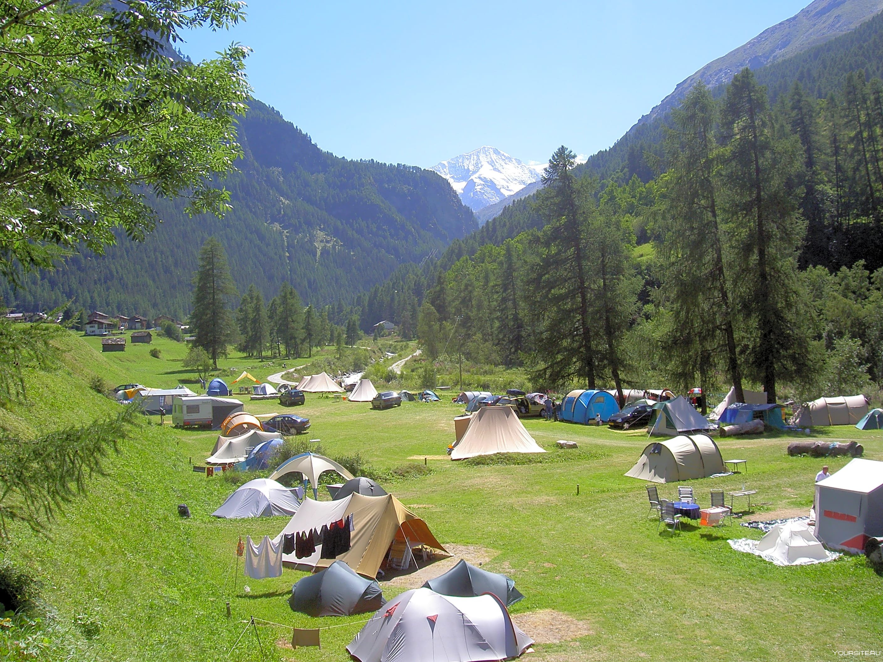 Mountains camping. Домбай кемпинг. Кемпинг в Швейцарии. Глэмпинг Архыз. Глэмпинг в горах Кавказа.