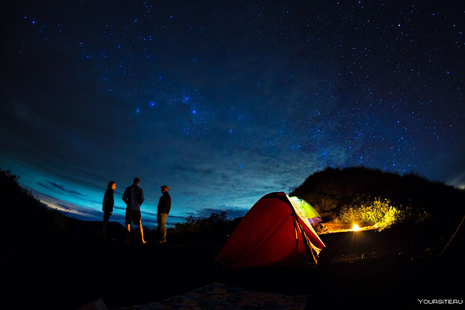 Night camp. Кемпинг ночью. Кемпинг ночью фонарик. Ночь палатка звезды. Путешествия ночь.