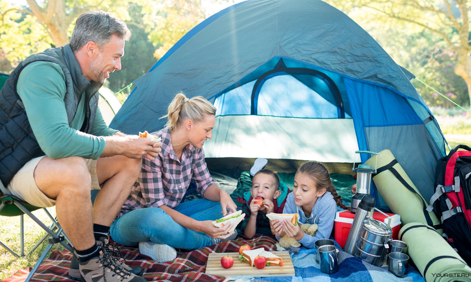 Camping with dad. Семейный кемпинг. Палатка туристическая для семьи с детьми. Кемпинг с детьми. Кемпинг люди.
