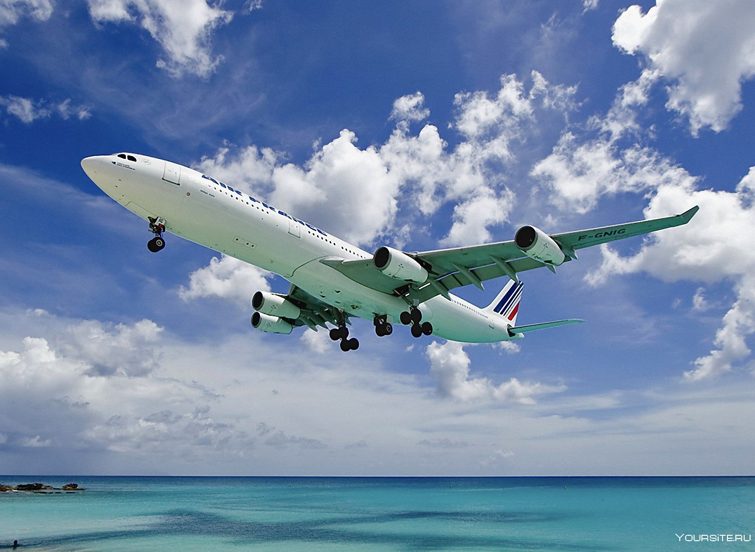 Лето авиарейсов. Самолет над морем. Самолет над океаном. Красивые фото самолетов. Путешествие на самолете.