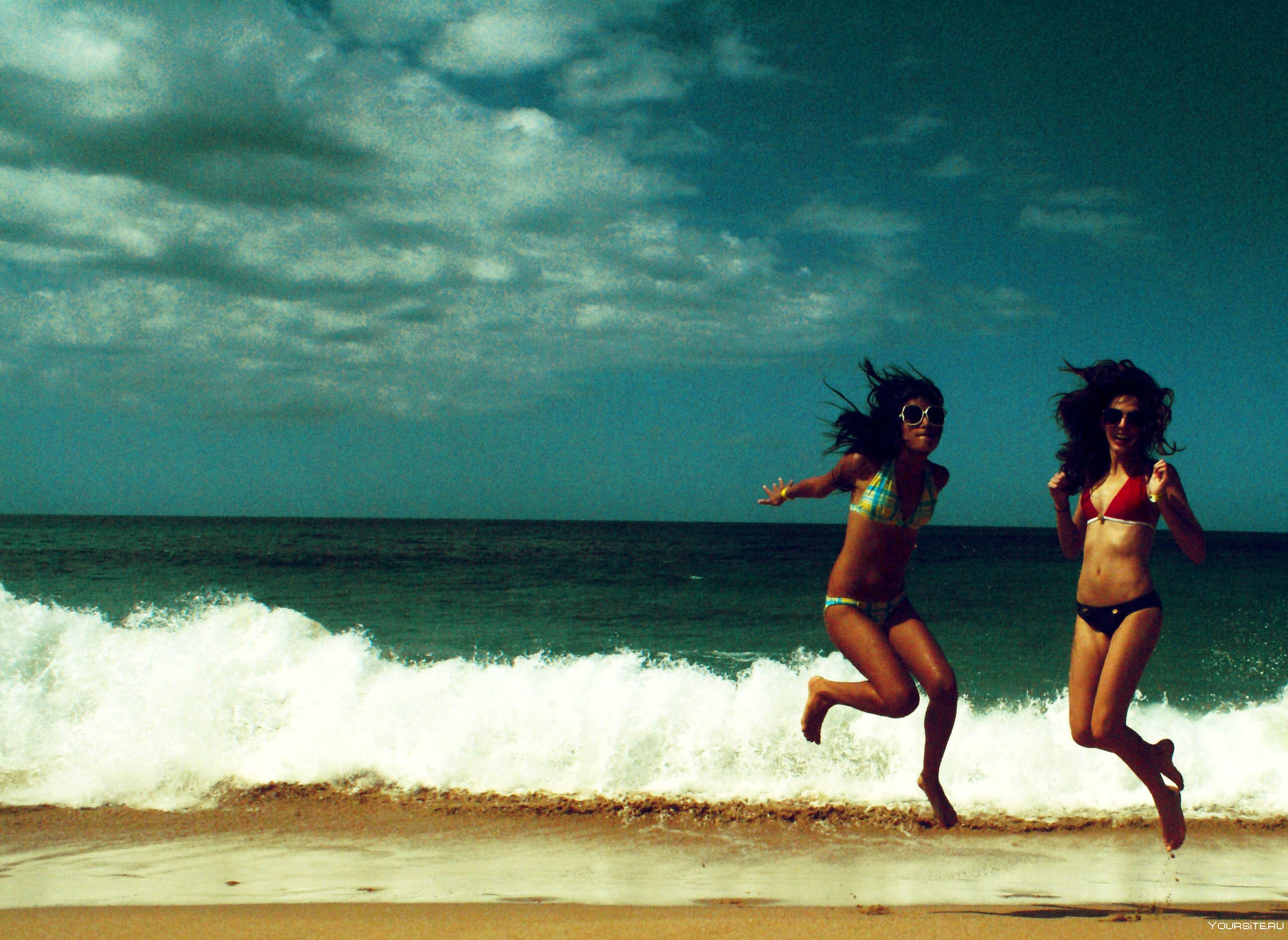 Заметила на пляже. Девушка на пляже. Фотосессия на пляже. Подруги на пляже. Подруги на море.