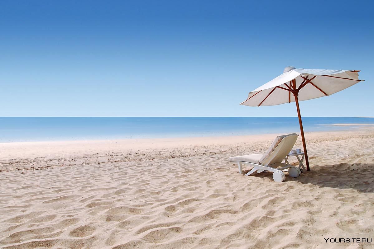 Пустой лежак на пляже