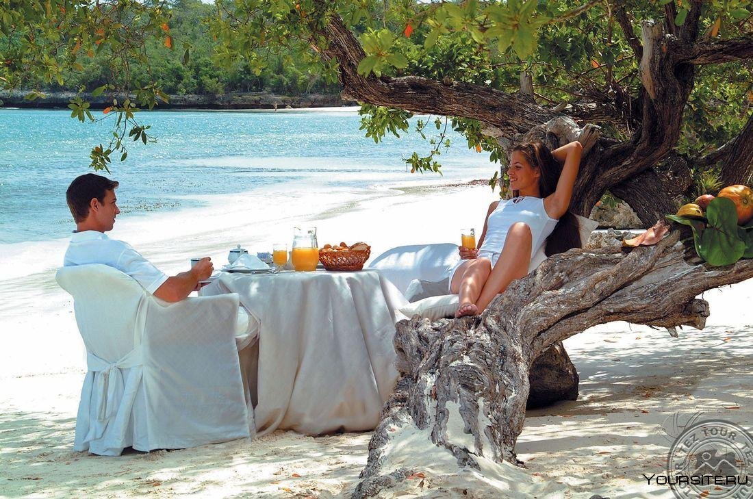 Романтический завтрак на берегу моря