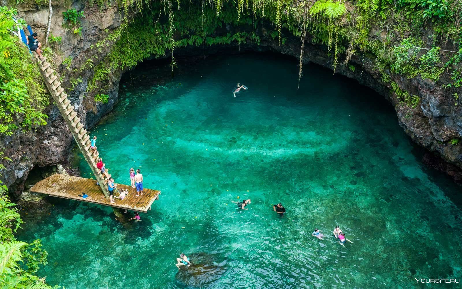 Самое голубое. То-Суа, природный бассейн на острове Уполу, Самоа. Озеро с кристально чистой водой. Самые красивые водоёмы в мире. Самое чистое озеро в мире.