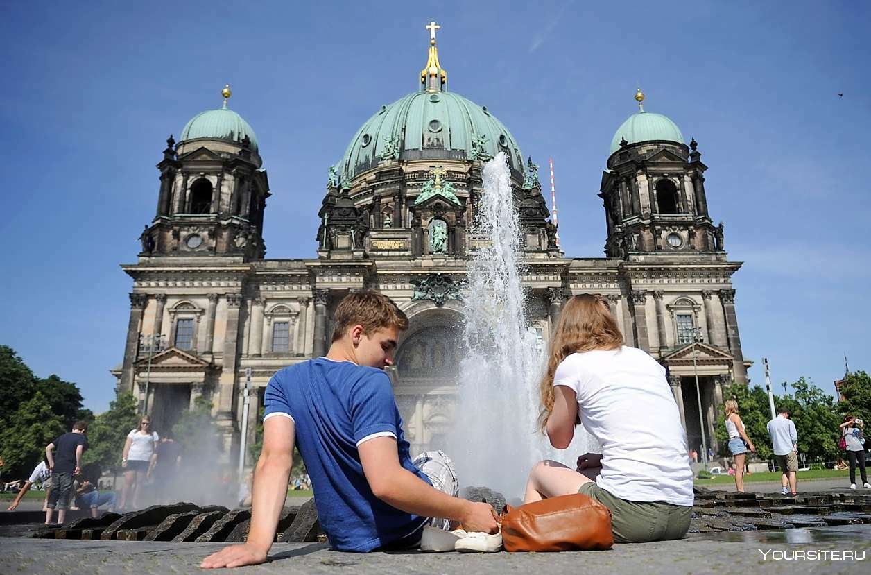 В германии друзья есть. Туризм в Германии. Туристы в Германии. Туристы в Берлине. Туризм в Германии Берлин.