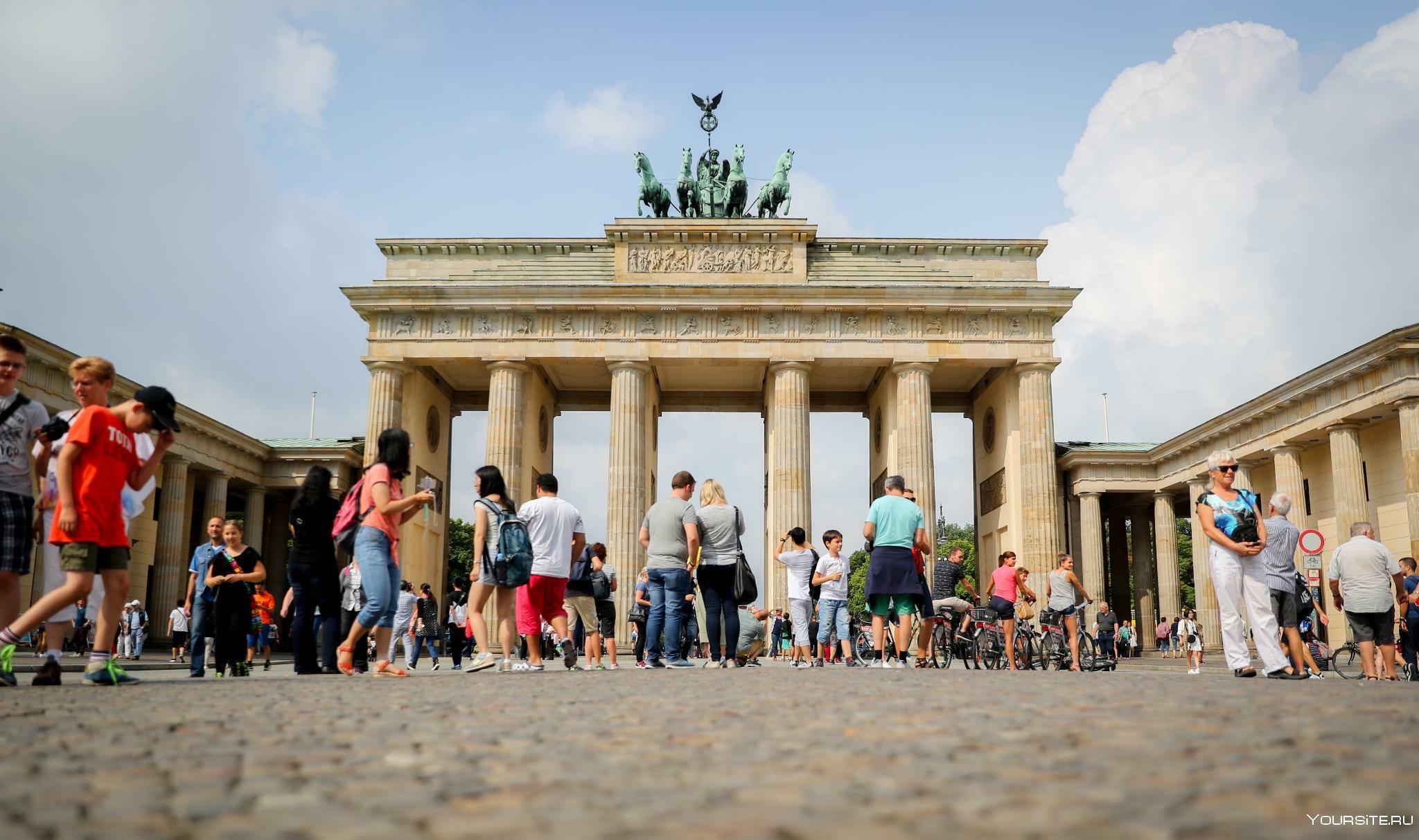Cultural tourism. Туризм в Германии Берлин. Туристы в Берлине. Германия Берлин прогулка. Историко-культурный туризм.