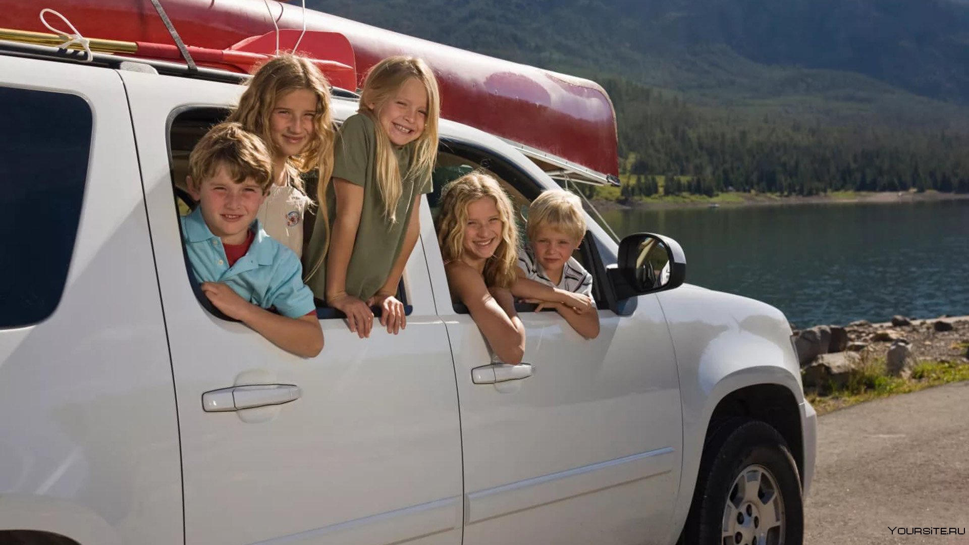 На машине на выходные с детьми. Путешествие на машине. Семейная машина. Путешествие с семьей. Авто для путешествий.