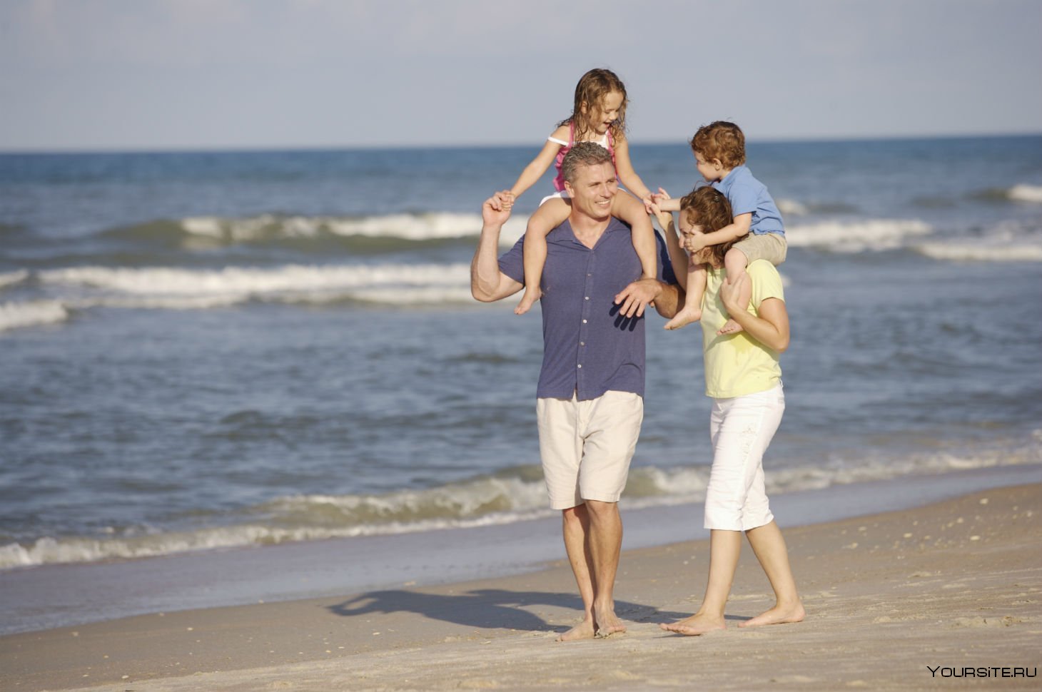 Куда поехать с ребенком на море 2024. Семья на море. Дети с родителями на море. Счастливая семья на пляже. Семья отдыхает на пляже.