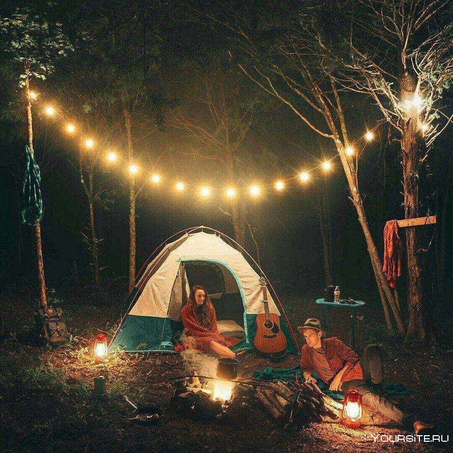 Уютная палатка в лесу