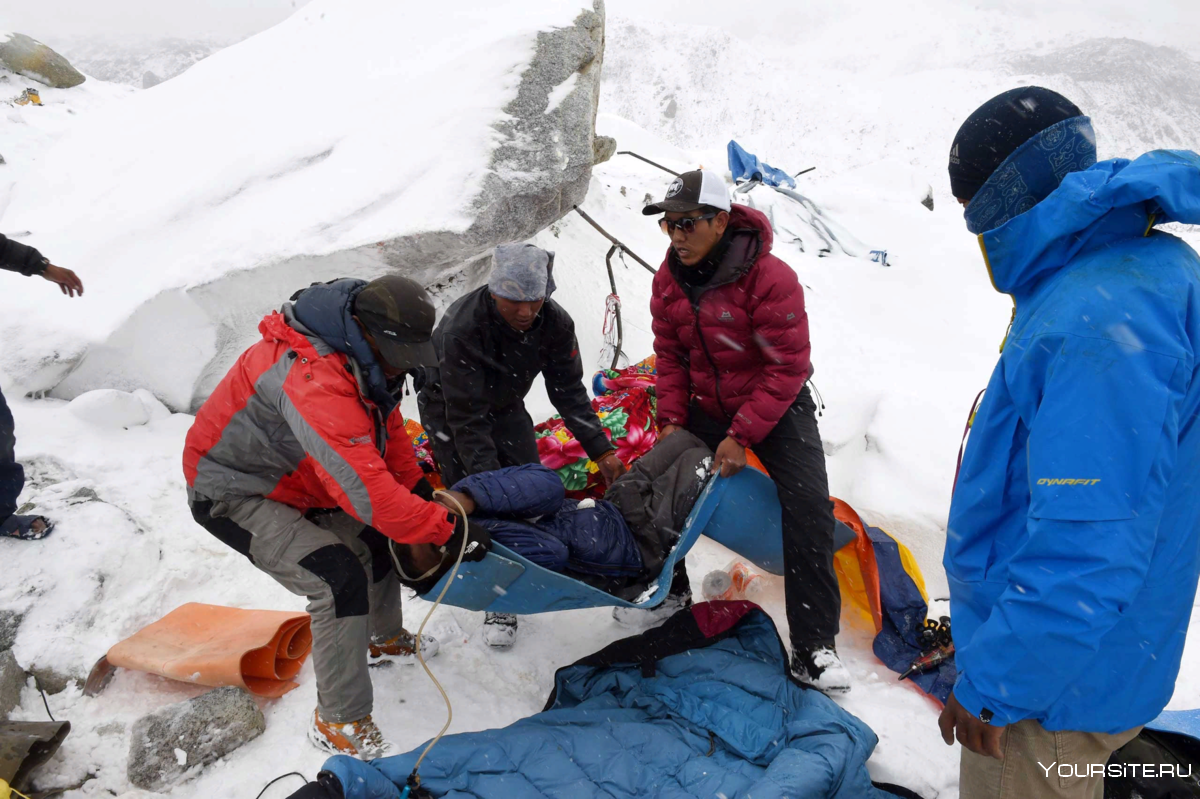 Тела погибших альпинистов на Эвересте