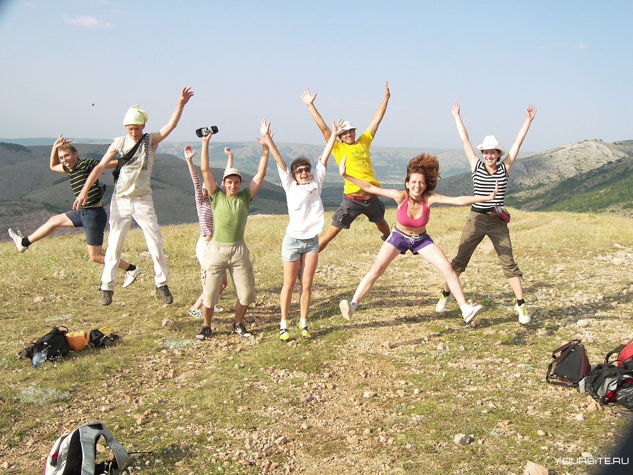 День студенты отдыхают. Молодежный туризм. Веселый турист. Молодежь туризм. Веселые люди на природе.