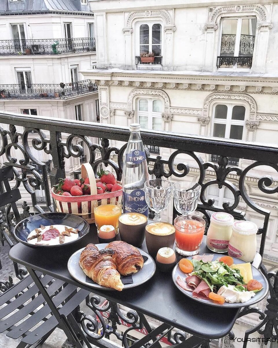 Париж завтрак в кафе