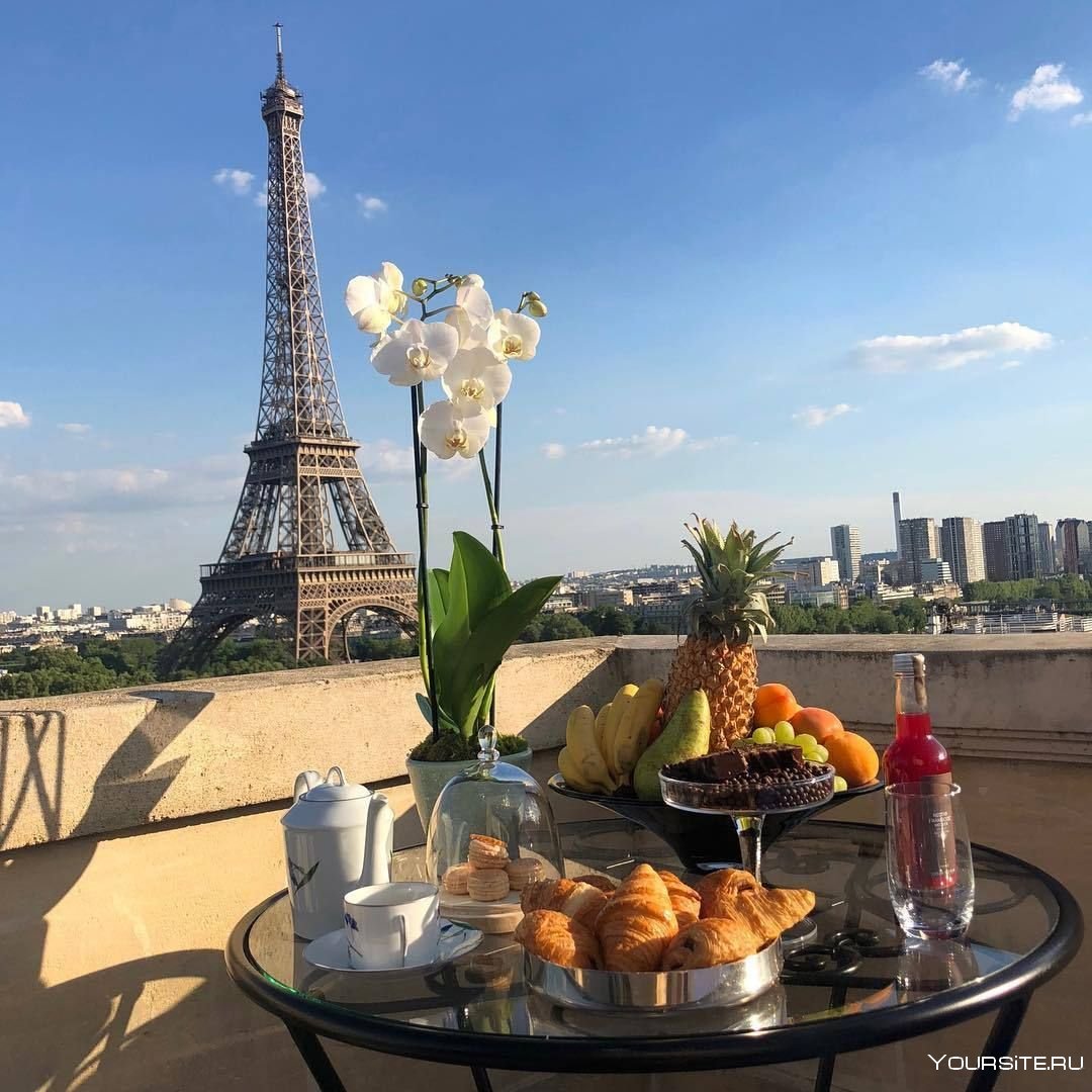 Кафе во Франции с видом на эльфивую башню