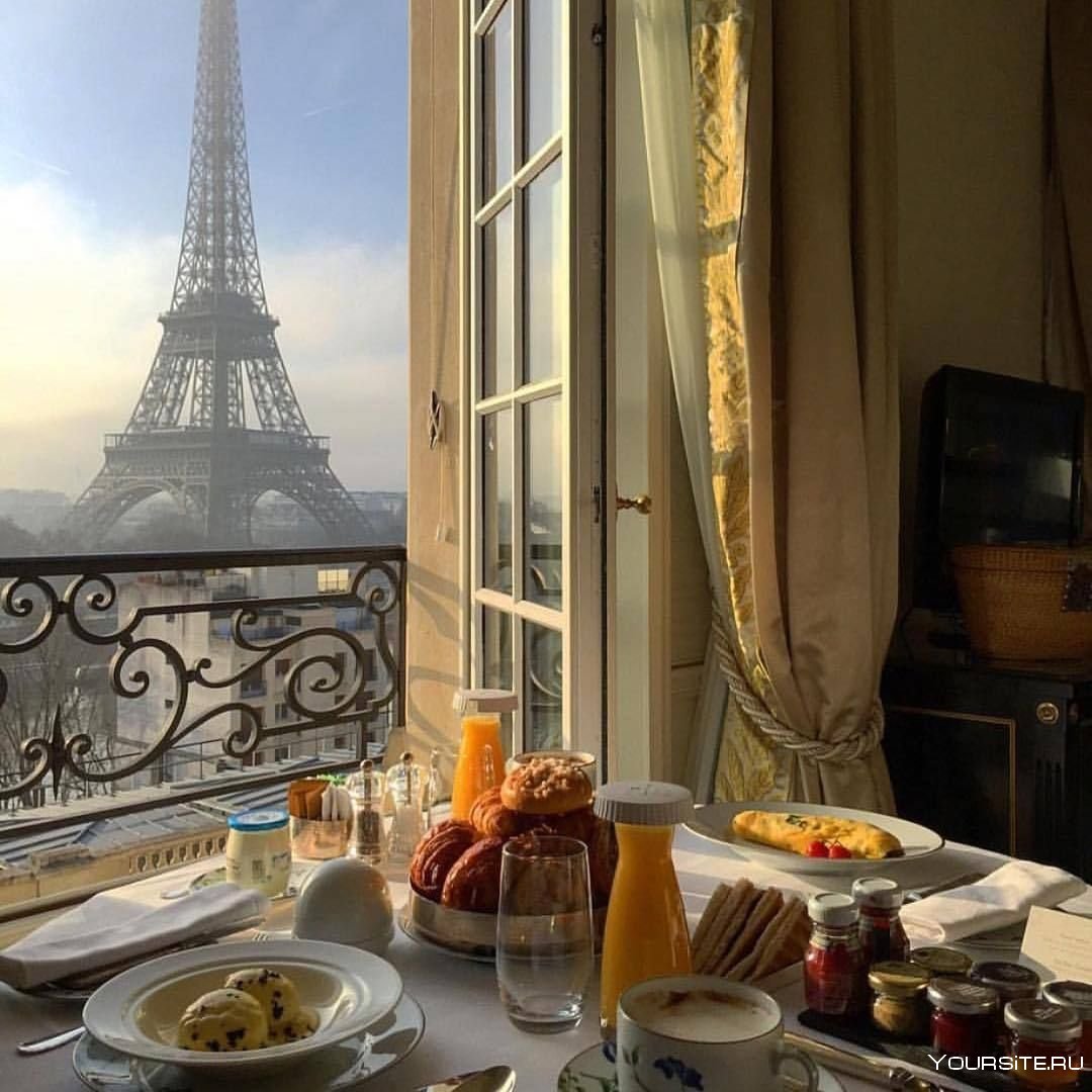 Завтрак в парижском кафе