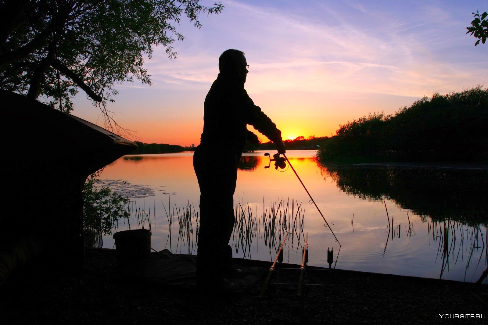 Ловить рыбу ночью. Летняя рыбалка. Рыбак на реке. Рыбалка летом. Рыбалка вечером.