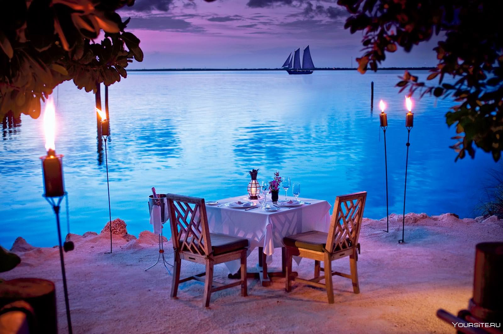 Место для ужина. Романтические места. Ужин на берегу моря. Столик с видом на море. Романтичный вечер.
